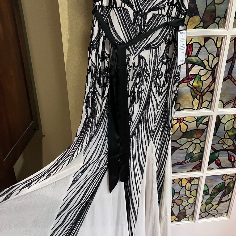 R&M Richards Elegant Black and cream Sequin formal Gown - Picture 13 of 13
